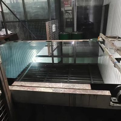 은 알루미늄 프레임과 맞춤형 크기의 거울